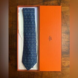 HERMÈS 100% Silk Blue Equestrian Chain-Link Pattern Men’s Tie with Box